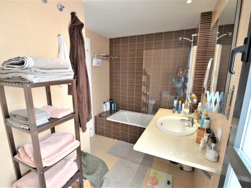 Magnificent PENTHOUSE with LARGE TERRACE and SOLARIUM. Facing southeast, this stunning property enjoys WONDERFUL SEA and GOLF VIEWS. Located in a well-maintained urbanization, it sits in one of the most sought-after areas, surrounded by prestigious golf c