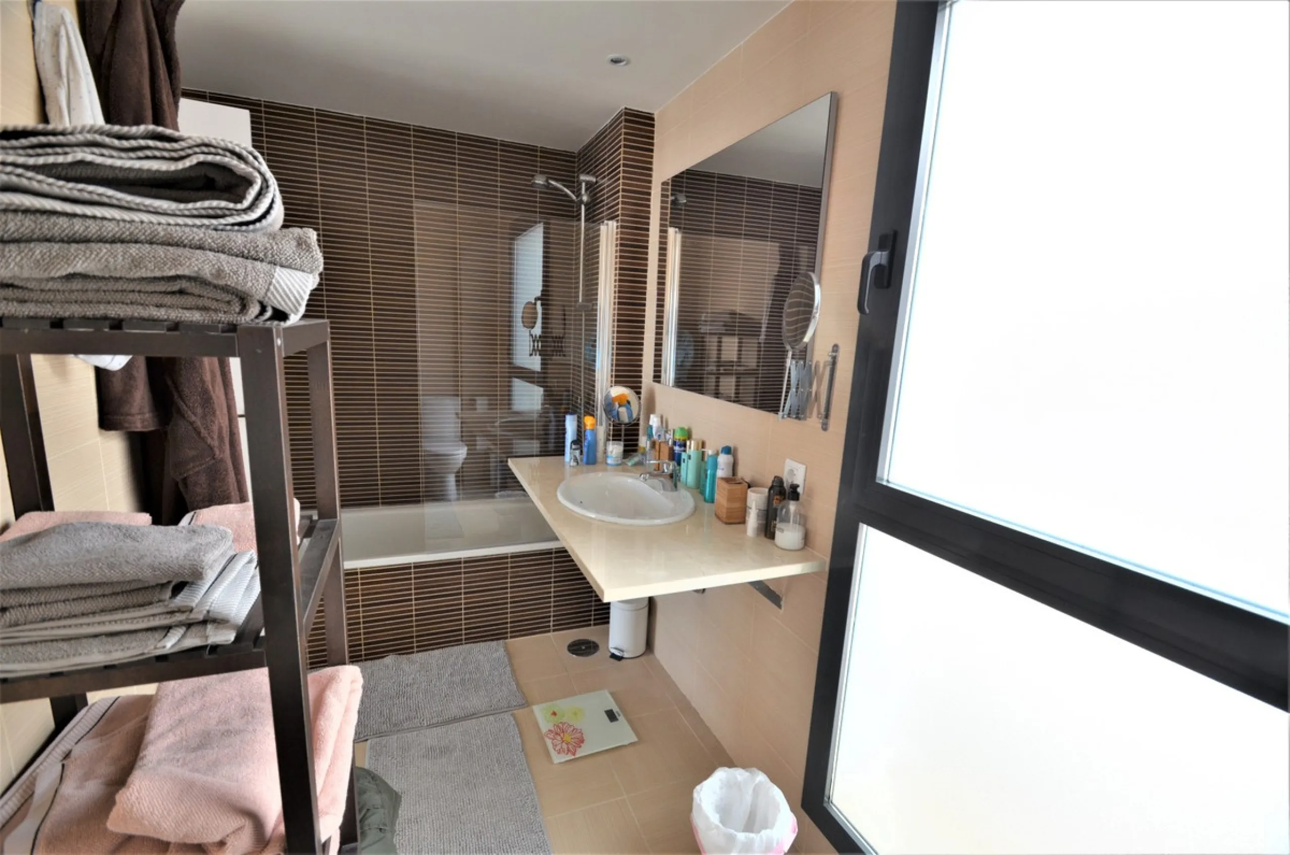 Magnificent PENTHOUSE with LARGE TERRACE and SOLARIUM. Facing southeast, this stunning property enjoys WONDERFUL SEA and GOLF VIEWS. Located in a well-maintained urbanization, it sits in one of the most sought-after areas, surrounded by prestigious golf c