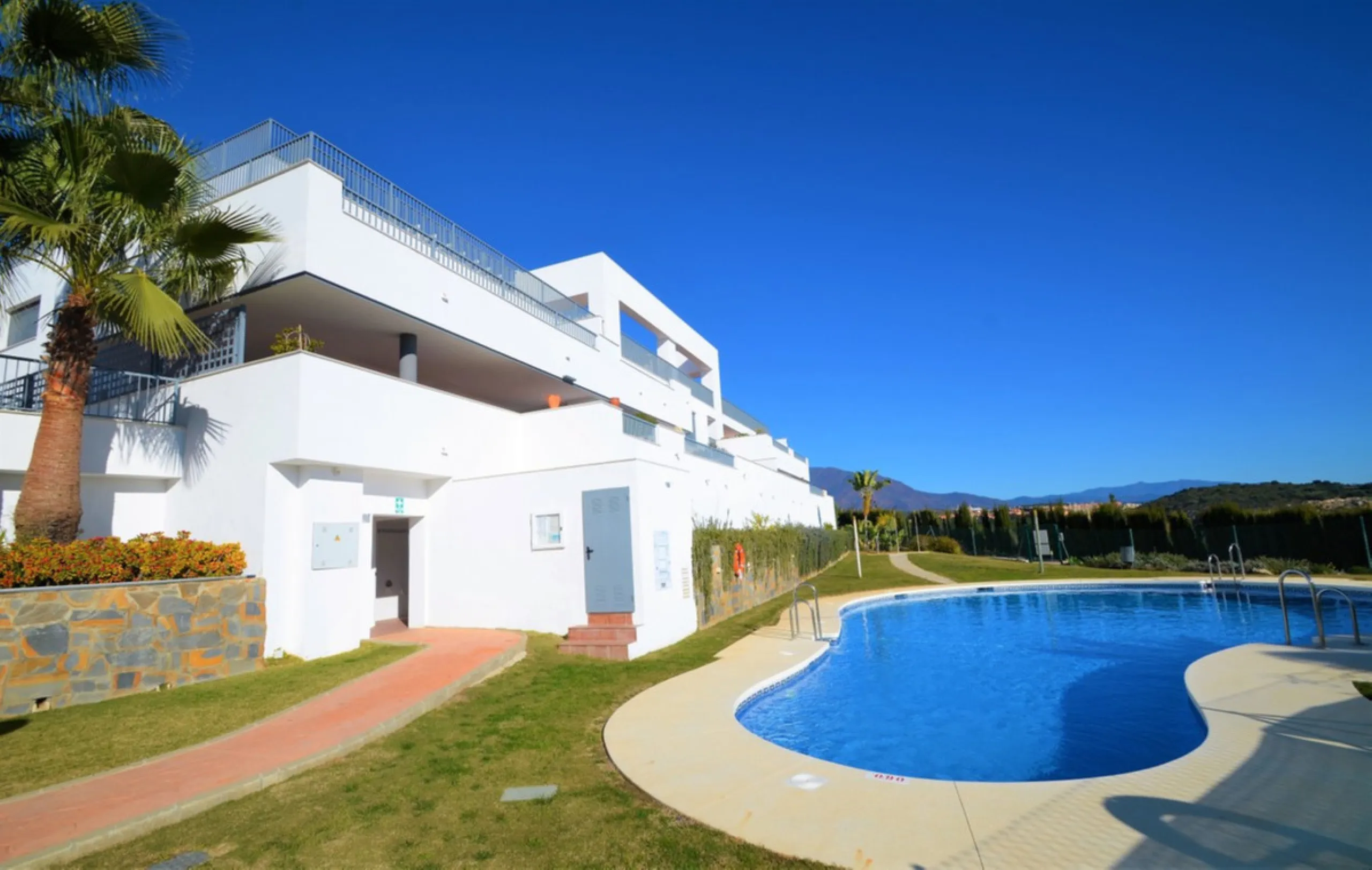 Magnificent PENTHOUSE with LARGE TERRACE and SOLARIUM. Facing southeast, this stunning property enjoys WONDERFUL SEA and GOLF VIEWS. Located in a well-maintained urbanization, it sits in one of the most sought-after areas, surrounded by prestigious golf c