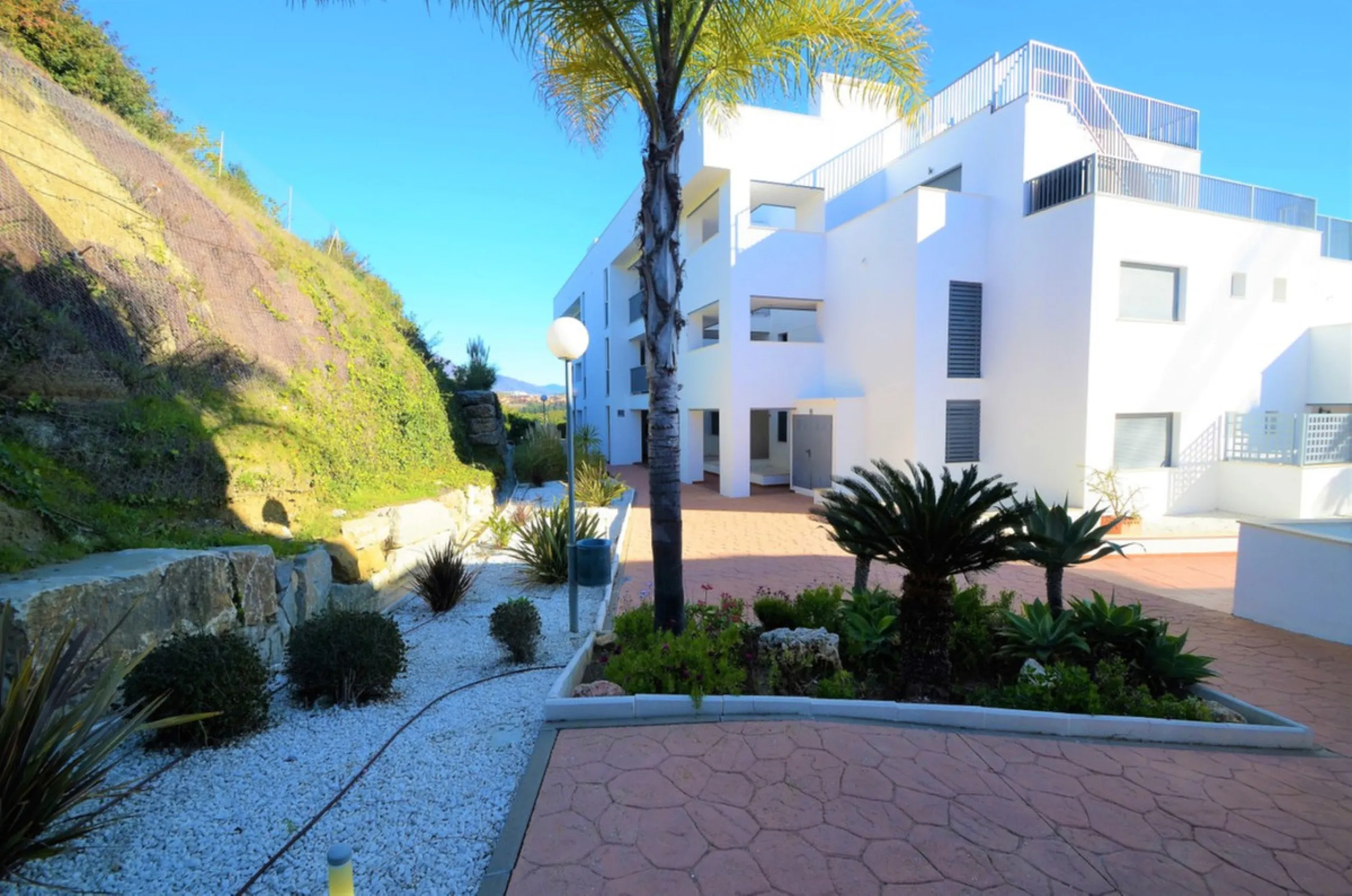 Magnificent PENTHOUSE with LARGE TERRACE and SOLARIUM. Facing southeast, this stunning property enjoys WONDERFUL SEA and GOLF VIEWS. Located in a well-maintained urbanization, it sits in one of the most sought-after areas, surrounded by prestigious golf c