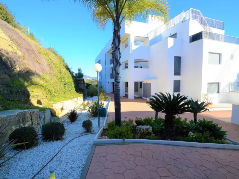 Magnificent PENTHOUSE with LARGE TERRACE and SOLARIUM. Facing southeast, this stunning property enjoys WONDERFUL SEA and GOLF VIEWS. Located in a well-maintained urbanization, it sits in one of the most sought-after areas, surrounded by prestigious golf c