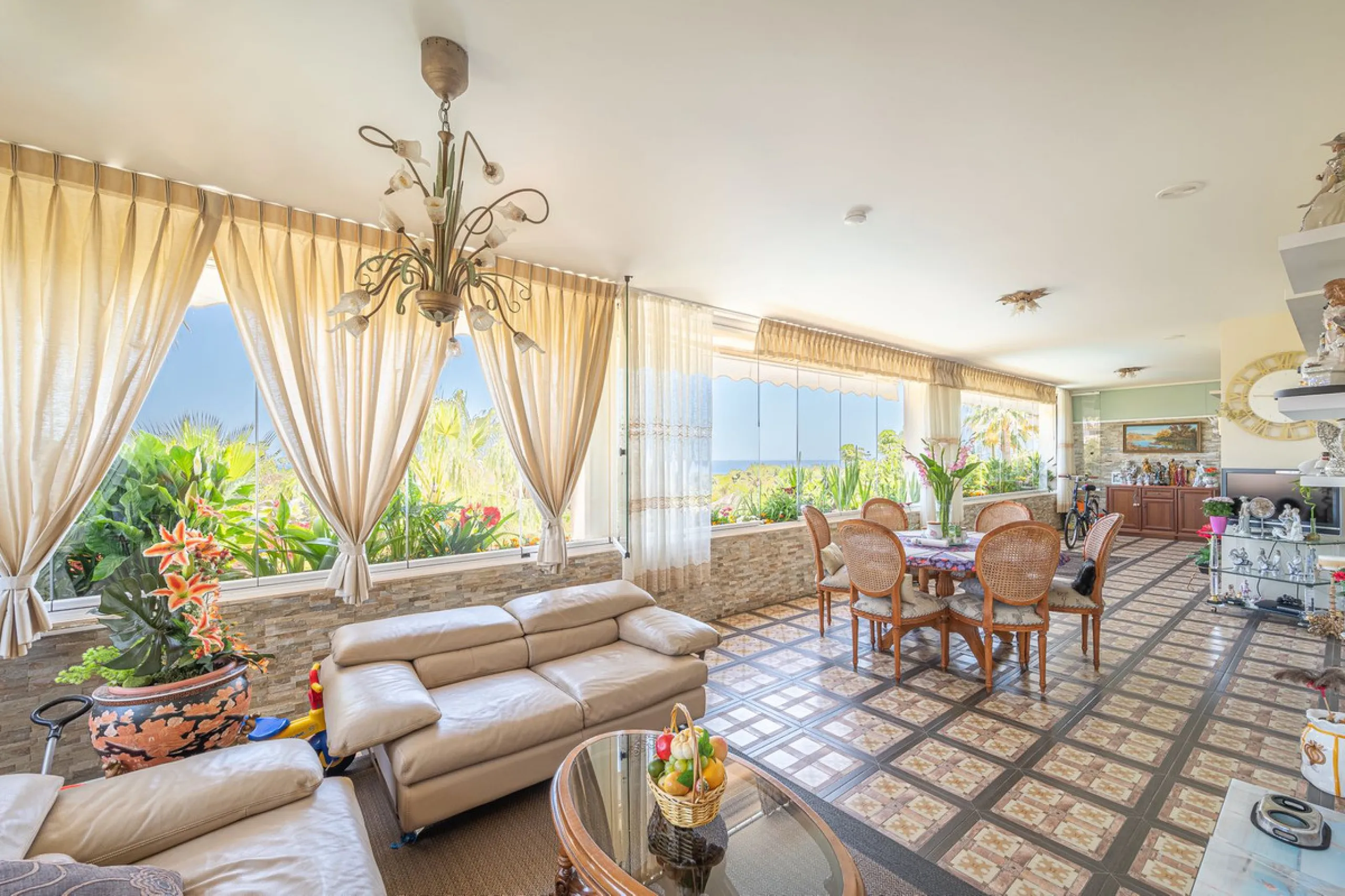 This spacious apartment is located within an exclusive development in Las Lomas del Marbella Club, on Marbella's prestigious Golden Mile — just 2 minutes from Puente Romano and the beach.