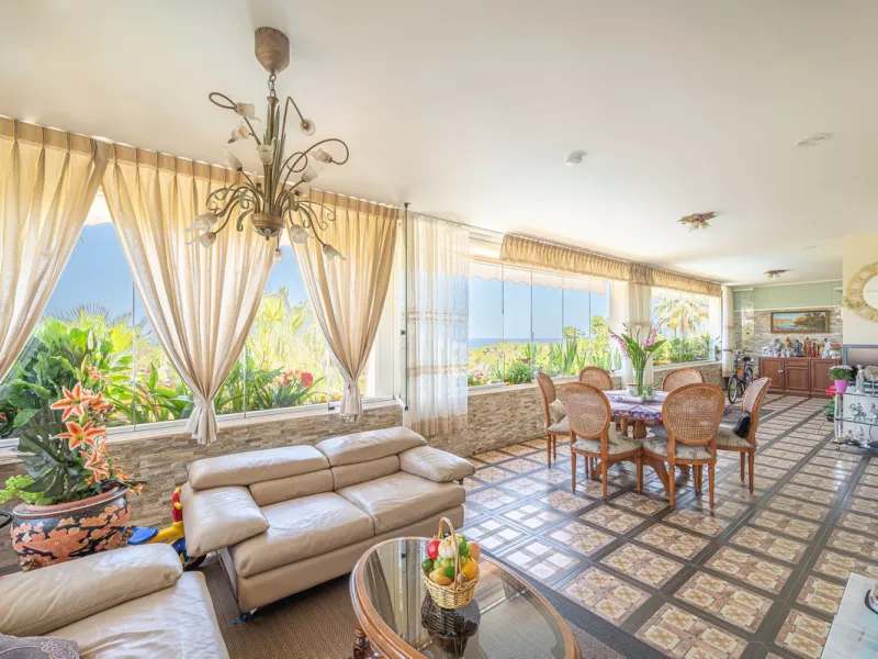 This spacious apartment is located within an exclusive development in Las Lomas del Marbella Club, on Marbella's prestigious Golden Mile — just 2 minutes from Puente Romano and the beach.