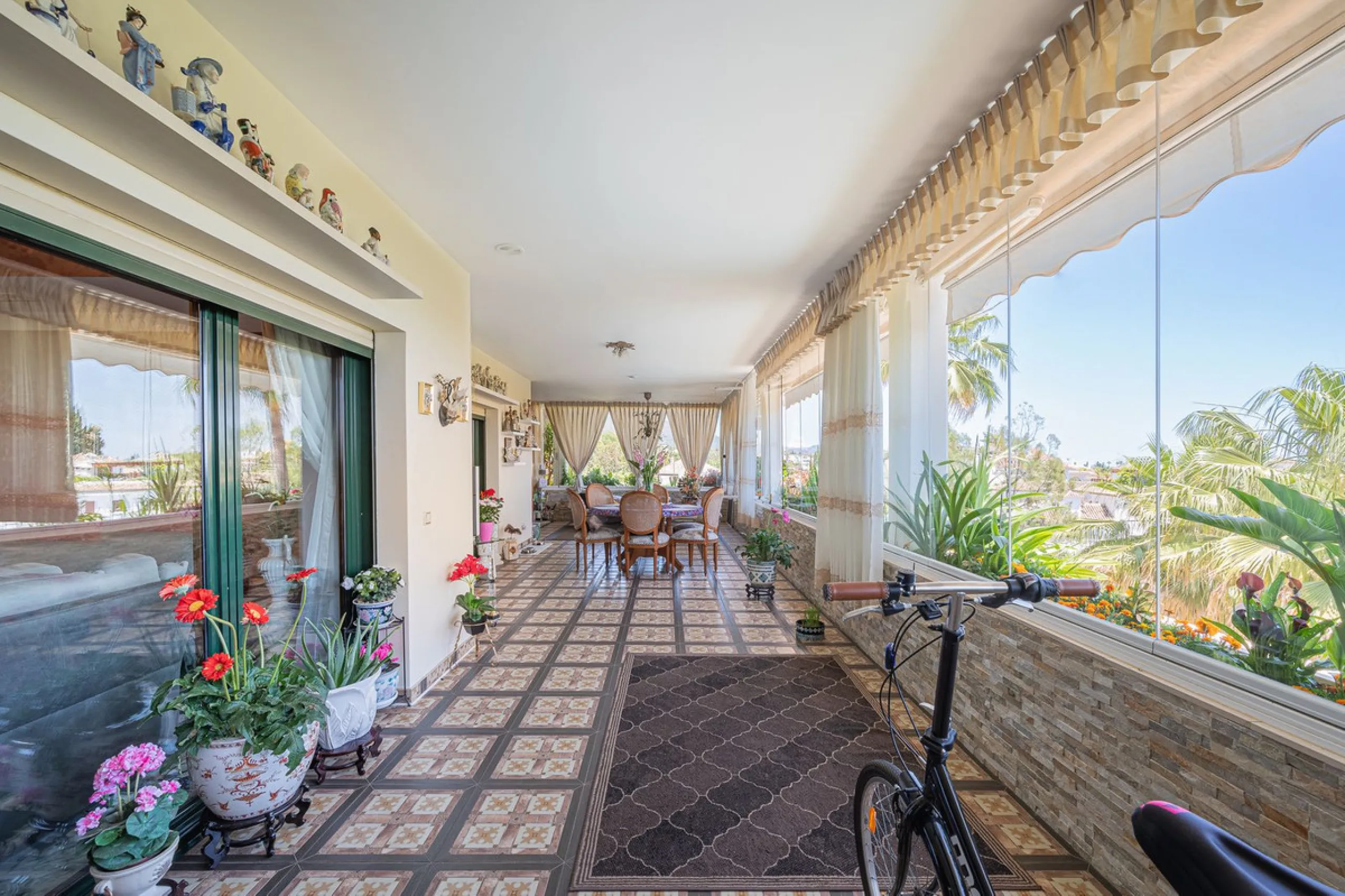 This spacious apartment is located within an exclusive development in Las Lomas del Marbella Club, on Marbella's prestigious Golden Mile — just 2 minutes from Puente Romano and the beach.