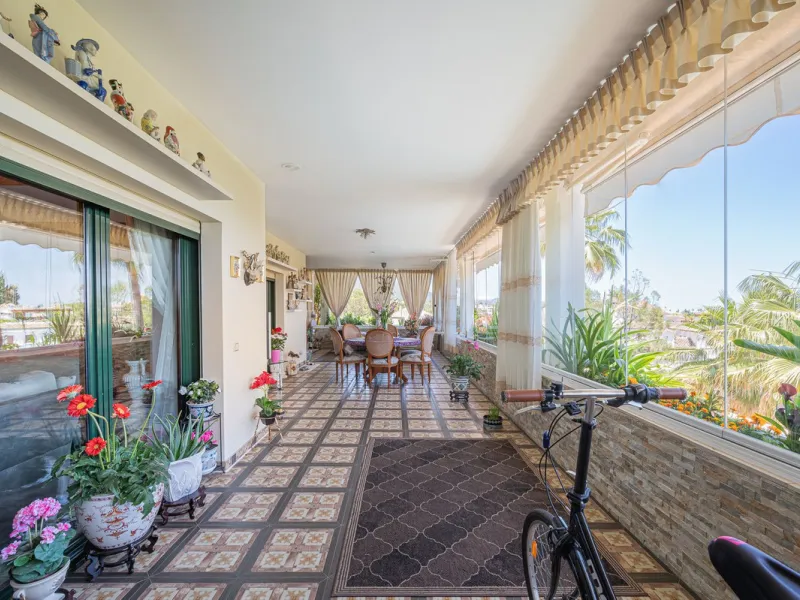 This spacious apartment is located within an exclusive development in Las Lomas del Marbella Club, on Marbella's prestigious Golden Mile — just 2 minutes from Puente Romano and the beach.