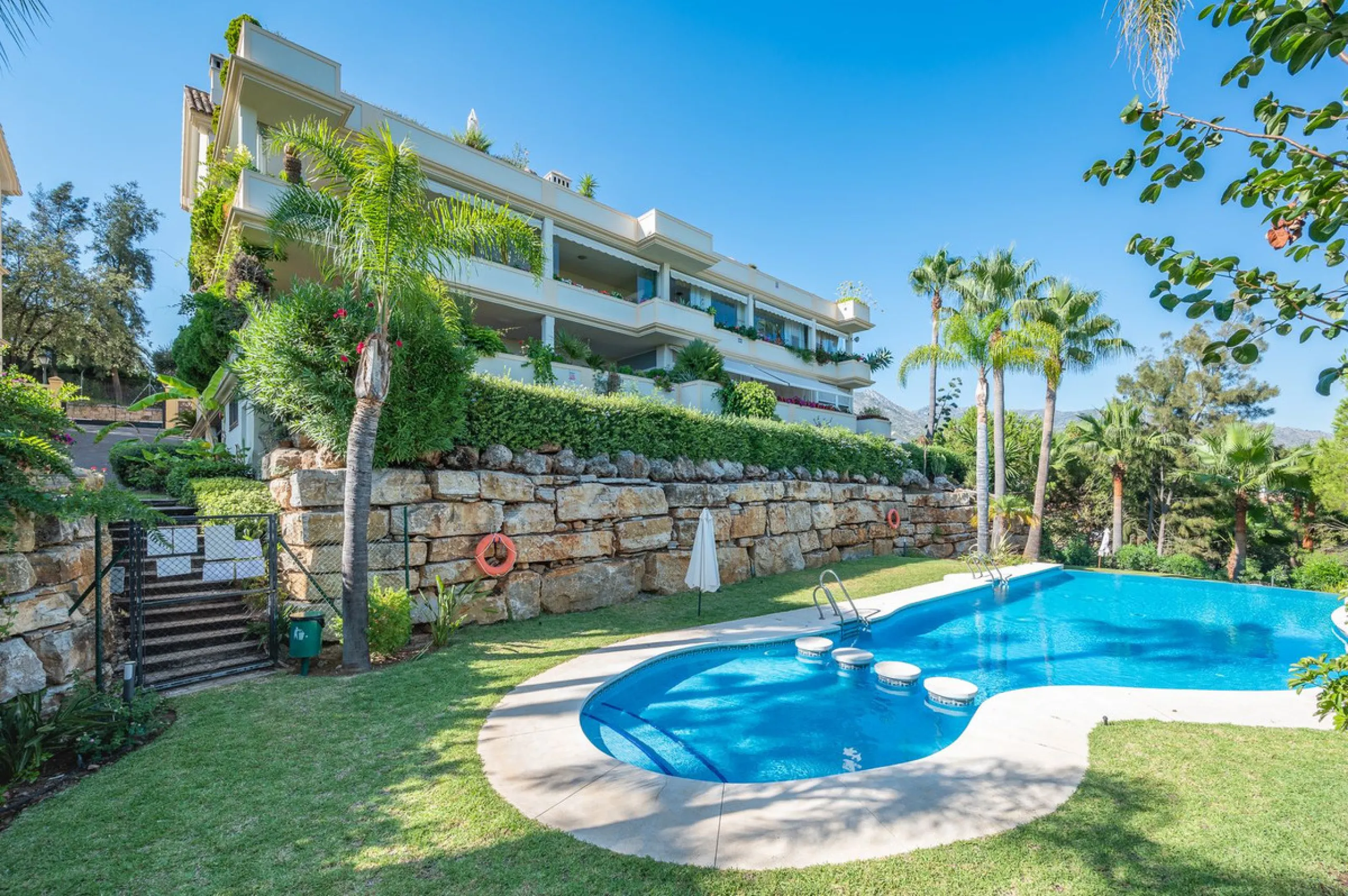 This spacious apartment is located within an exclusive development in Las Lomas del Marbella Club, on Marbella's prestigious Golden Mile — just 2 minutes from Puente Romano and the beach.
