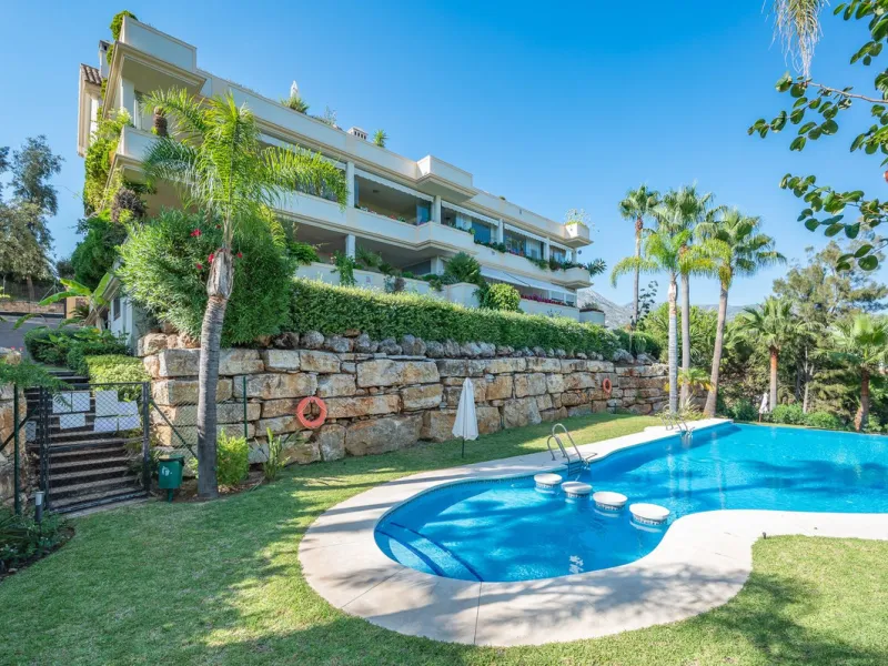 This spacious apartment is located within an exclusive development in Las Lomas del Marbella Club, on Marbella's prestigious Golden Mile — just 2 minutes from Puente Romano and the beach.