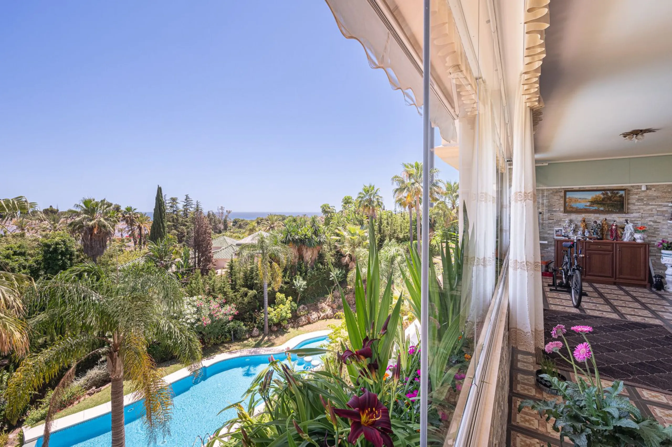 This spacious apartment is located within an exclusive development in Las Lomas del Marbella Club, on Marbella's prestigious Golden Mile — just 2 minutes from Puente Romano and the beach.