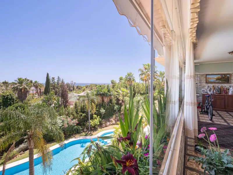 This spacious apartment is located within an exclusive development in Las Lomas del Marbella Club, on Marbella's prestigious Golden Mile — just 2 minutes from Puente Romano and the beach.