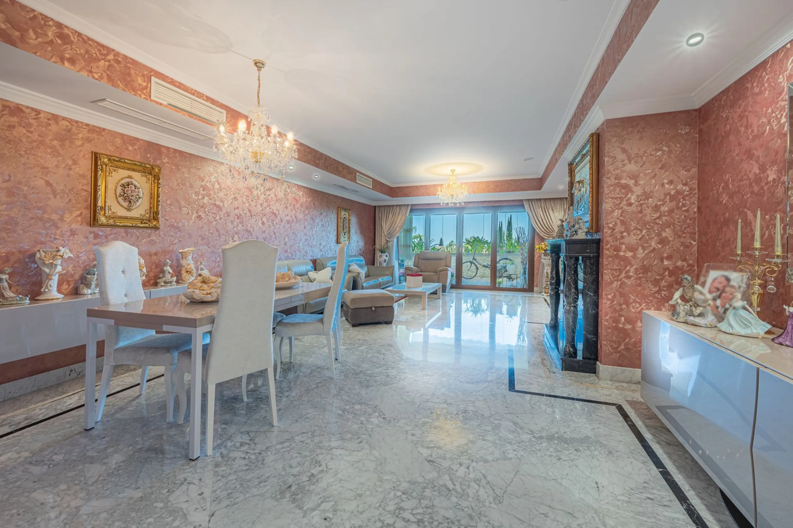 This spacious apartment is located within an exclusive development in Las Lomas del Marbella Club, on Marbella's prestigious Golden Mile — just 2 minutes from Puente Romano and the beach.