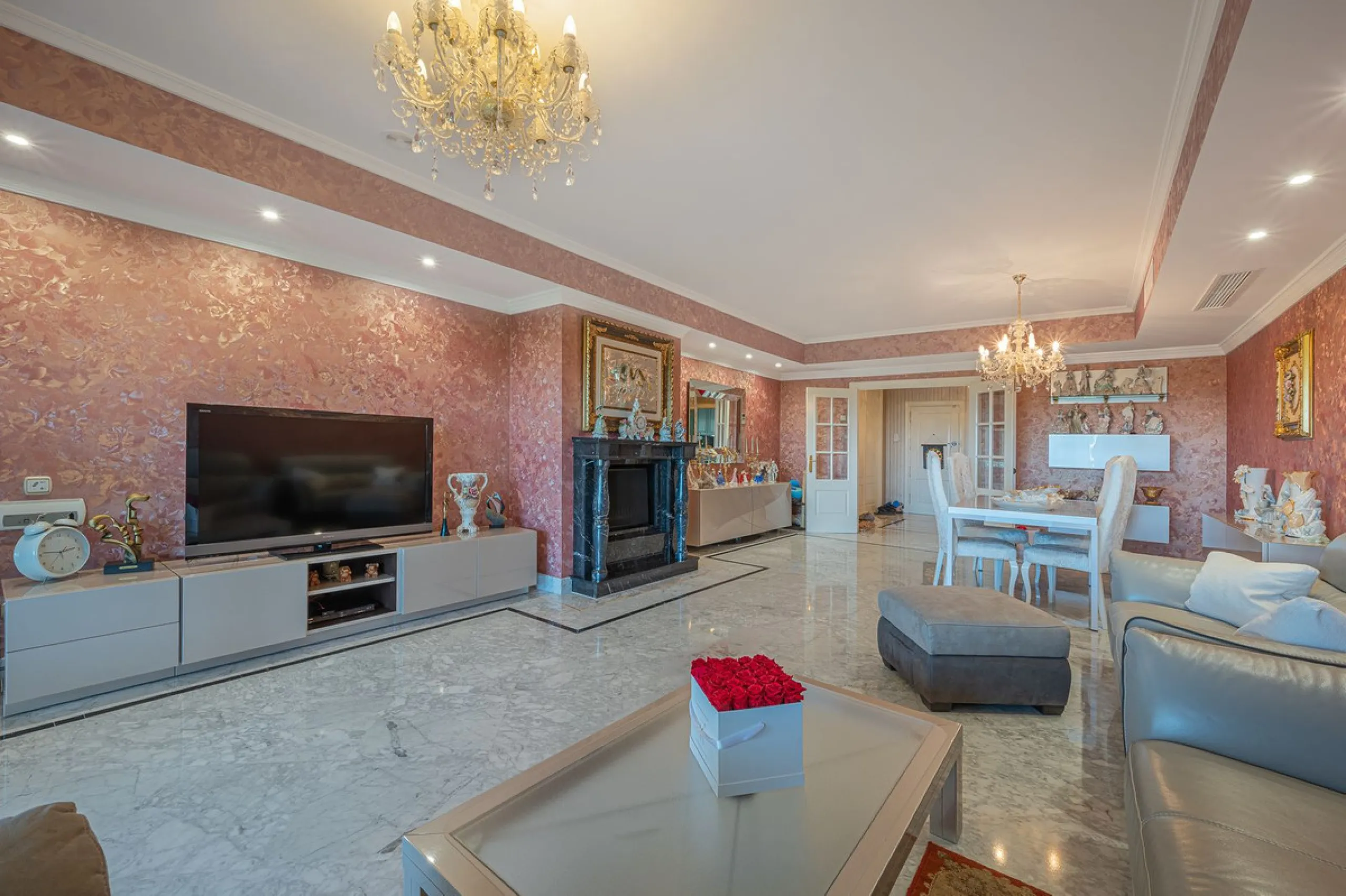 This spacious apartment is located within an exclusive development in Las Lomas del Marbella Club, on Marbella's prestigious Golden Mile — just 2 minutes from Puente Romano and the beach.