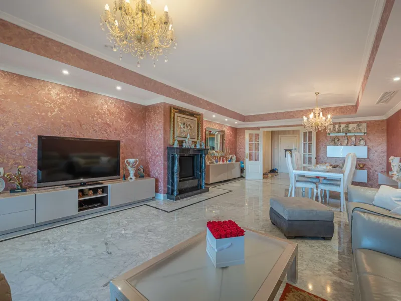 This spacious apartment is located within an exclusive development in Las Lomas del Marbella Club, on Marbella's prestigious Golden Mile — just 2 minutes from Puente Romano and the beach.