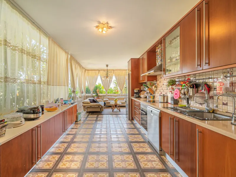 This spacious apartment is located within an exclusive development in Las Lomas del Marbella Club, on Marbella's prestigious Golden Mile — just 2 minutes from Puente Romano and the beach.