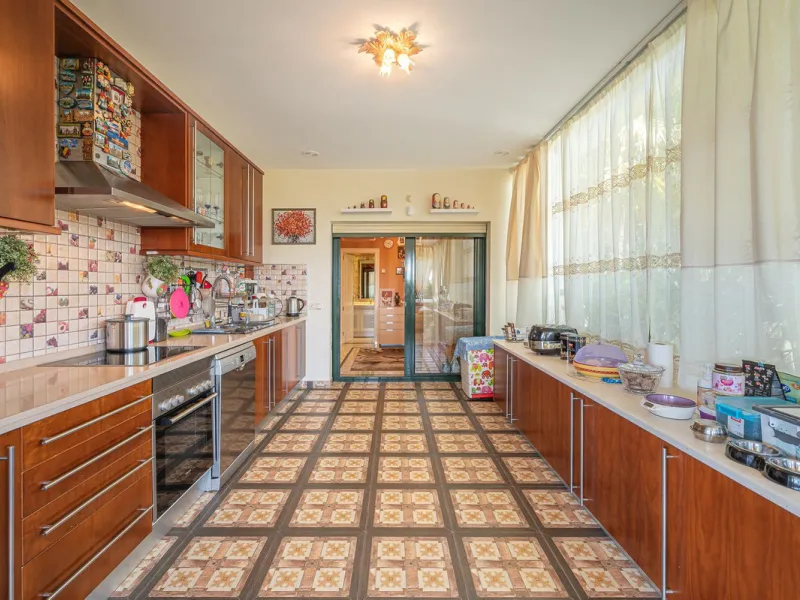 This spacious apartment is located within an exclusive development in Las Lomas del Marbella Club, on Marbella's prestigious Golden Mile — just 2 minutes from Puente Romano and the beach.
