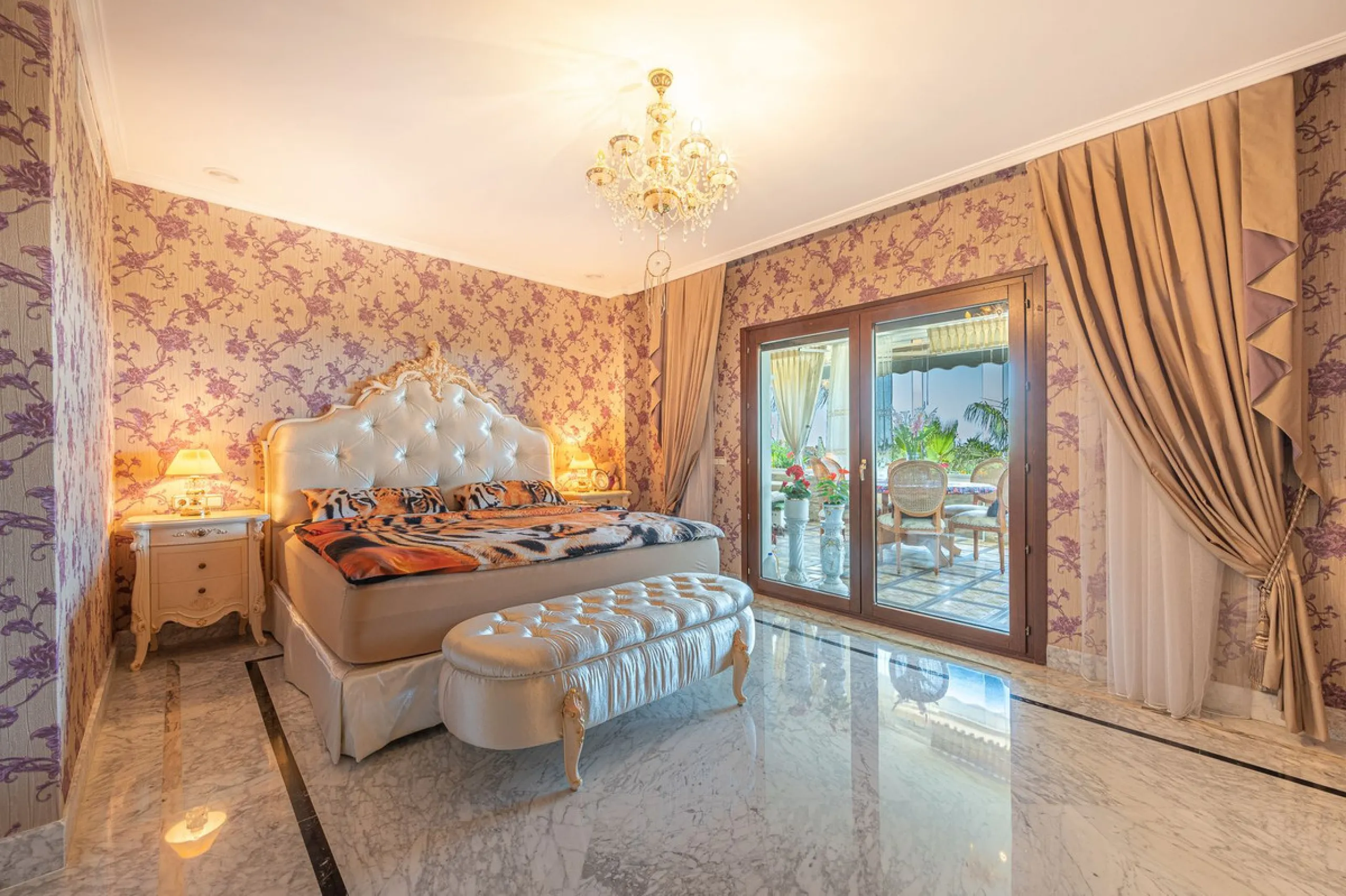 This spacious apartment is located within an exclusive development in Las Lomas del Marbella Club, on Marbella's prestigious Golden Mile — just 2 minutes from Puente Romano and the beach.