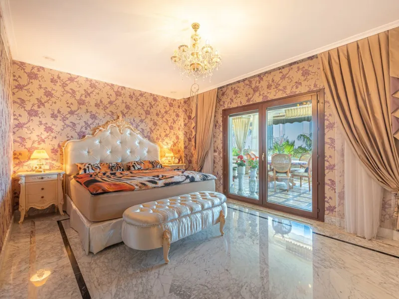 This spacious apartment is located within an exclusive development in Las Lomas del Marbella Club, on Marbella's prestigious Golden Mile — just 2 minutes from Puente Romano and the beach.