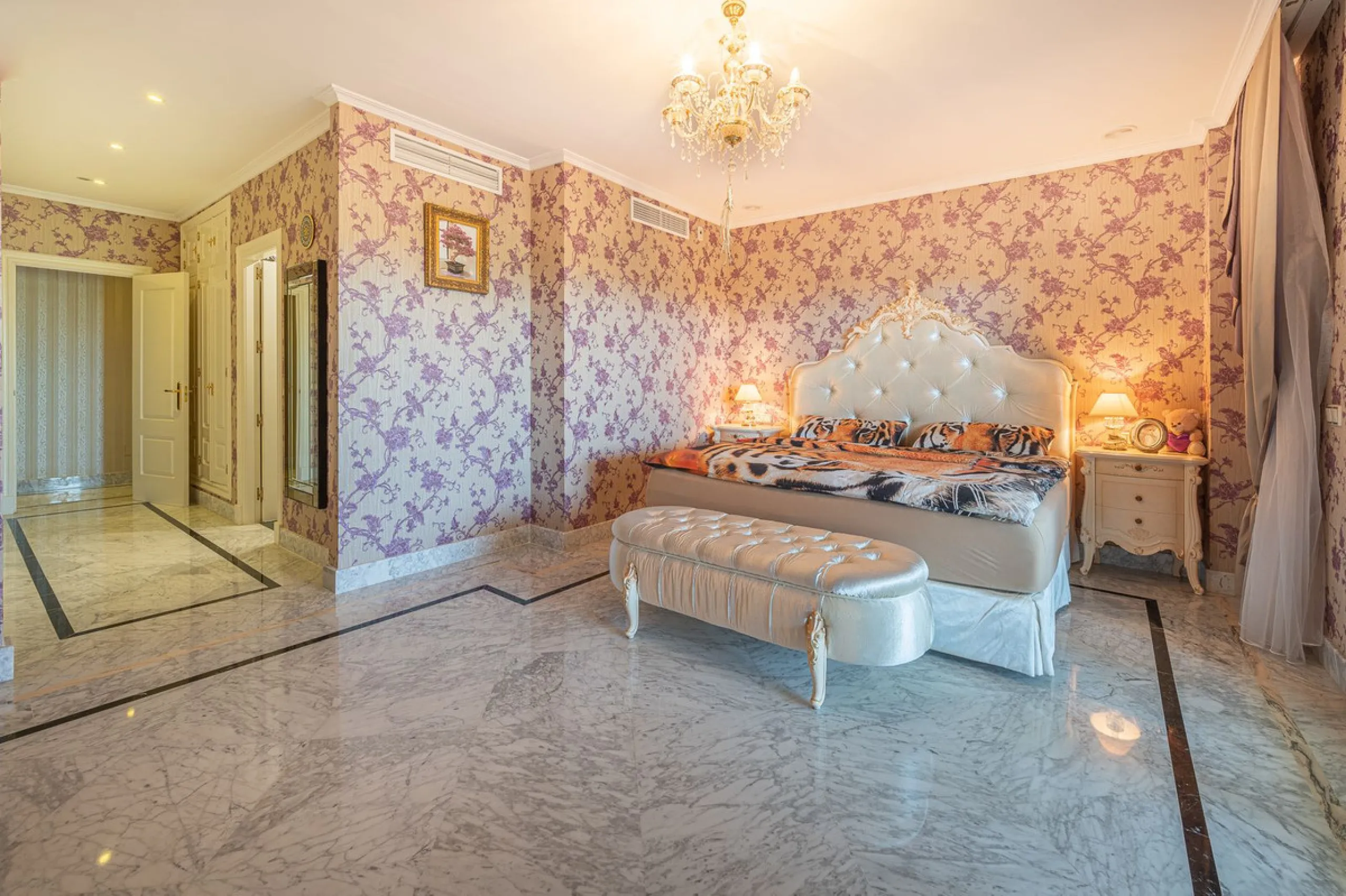 This spacious apartment is located within an exclusive development in Las Lomas del Marbella Club, on Marbella's prestigious Golden Mile — just 2 minutes from Puente Romano and the beach.