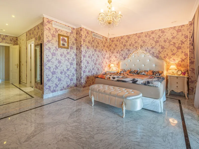 This spacious apartment is located within an exclusive development in Las Lomas del Marbella Club, on Marbella's prestigious Golden Mile — just 2 minutes from Puente Romano and the beach.