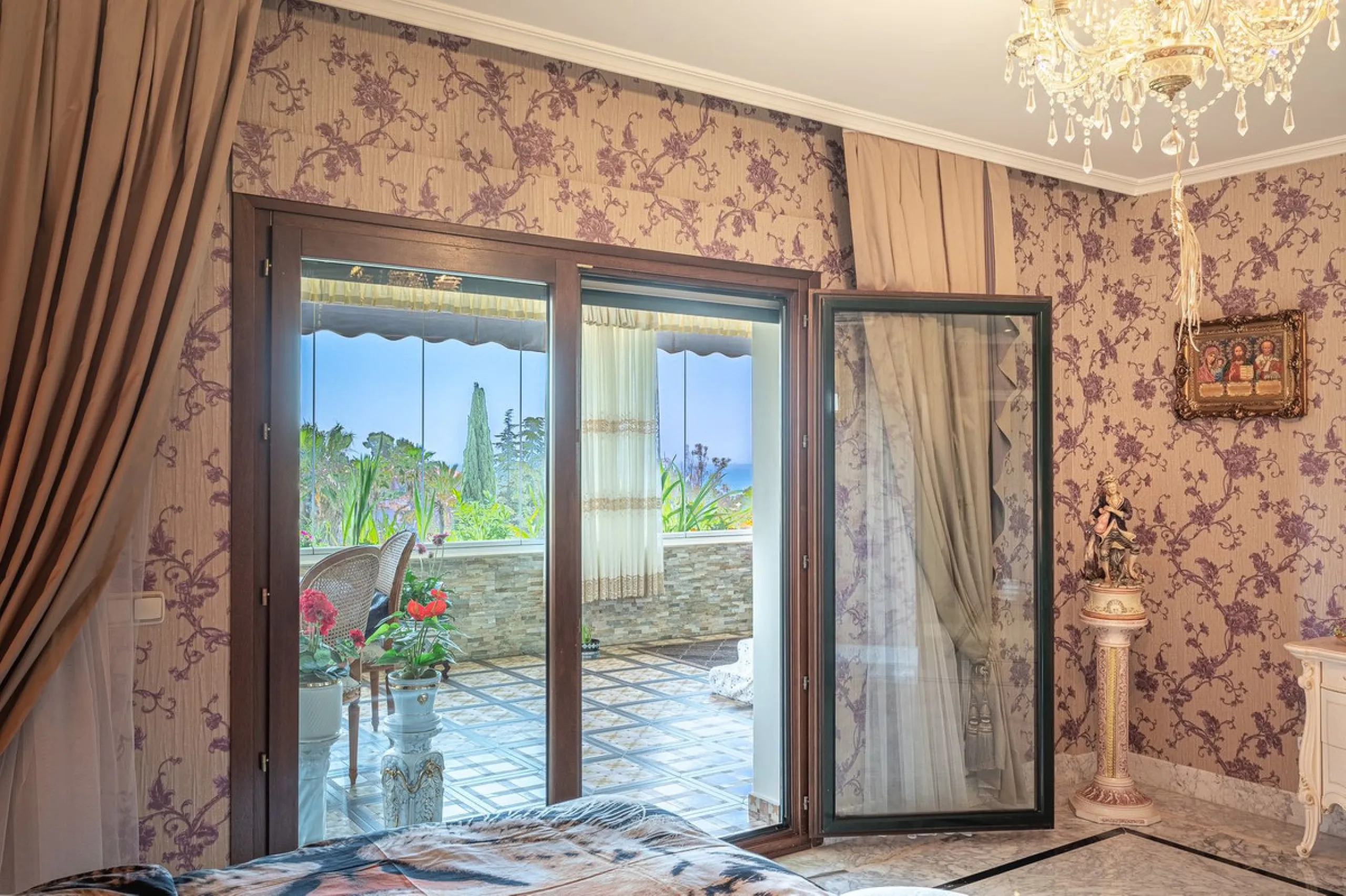 This spacious apartment is located within an exclusive development in Las Lomas del Marbella Club, on Marbella's prestigious Golden Mile — just 2 minutes from Puente Romano and the beach.