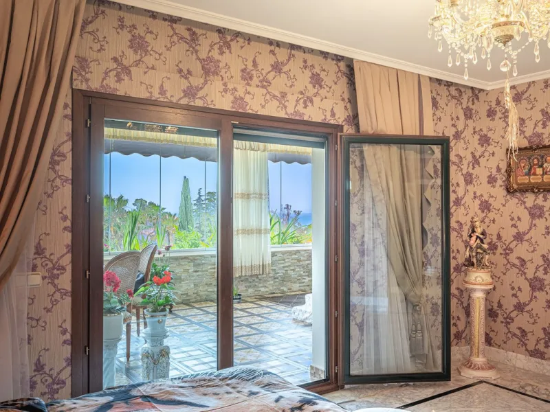 This spacious apartment is located within an exclusive development in Las Lomas del Marbella Club, on Marbella's prestigious Golden Mile — just 2 minutes from Puente Romano and the beach.