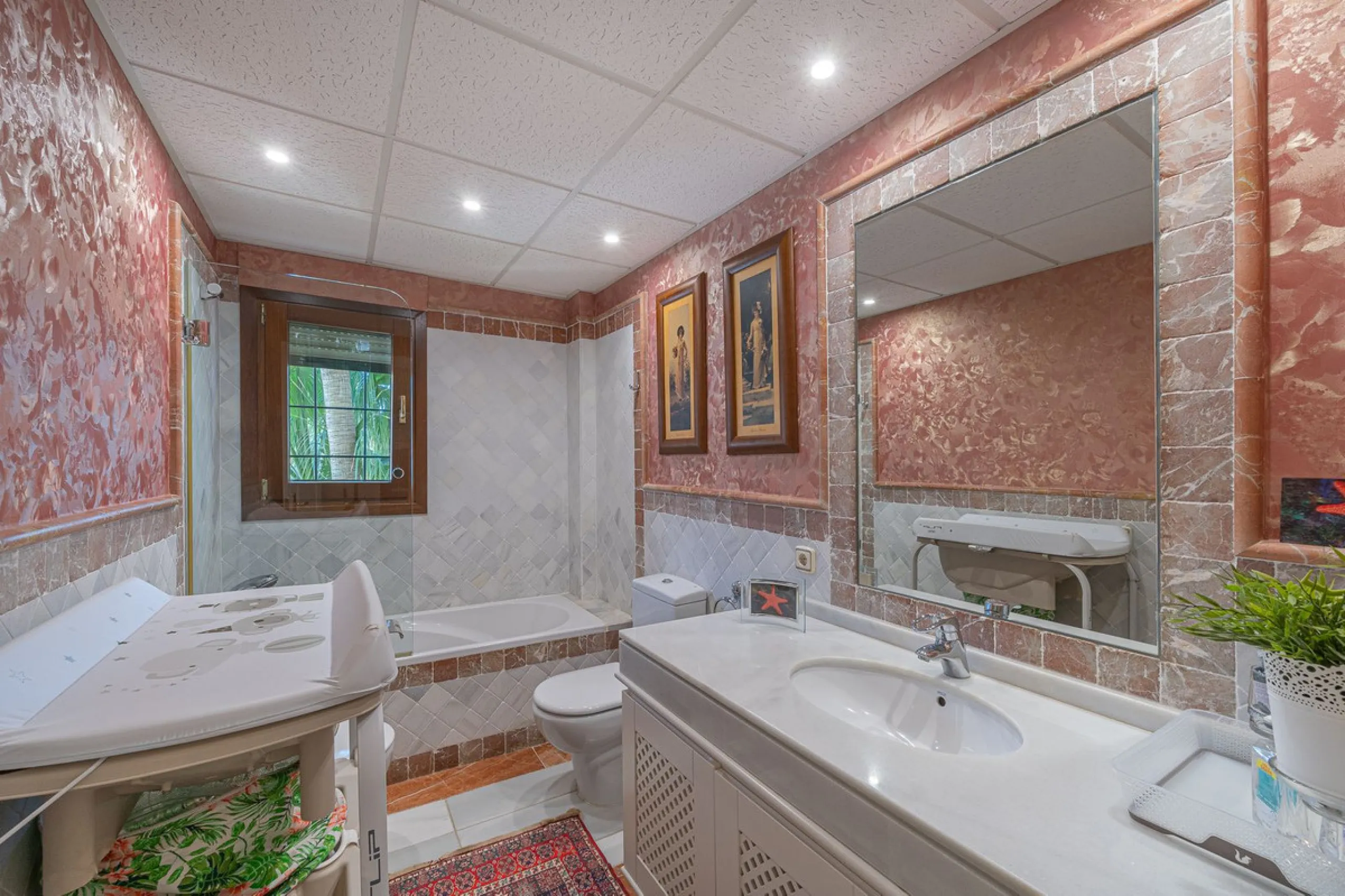 This spacious apartment is located within an exclusive development in Las Lomas del Marbella Club, on Marbella's prestigious Golden Mile — just 2 minutes from Puente Romano and the beach.