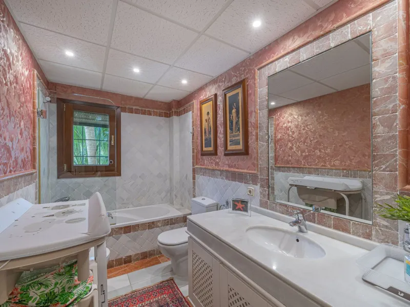 This spacious apartment is located within an exclusive development in Las Lomas del Marbella Club, on Marbella's prestigious Golden Mile — just 2 minutes from Puente Romano and the beach.