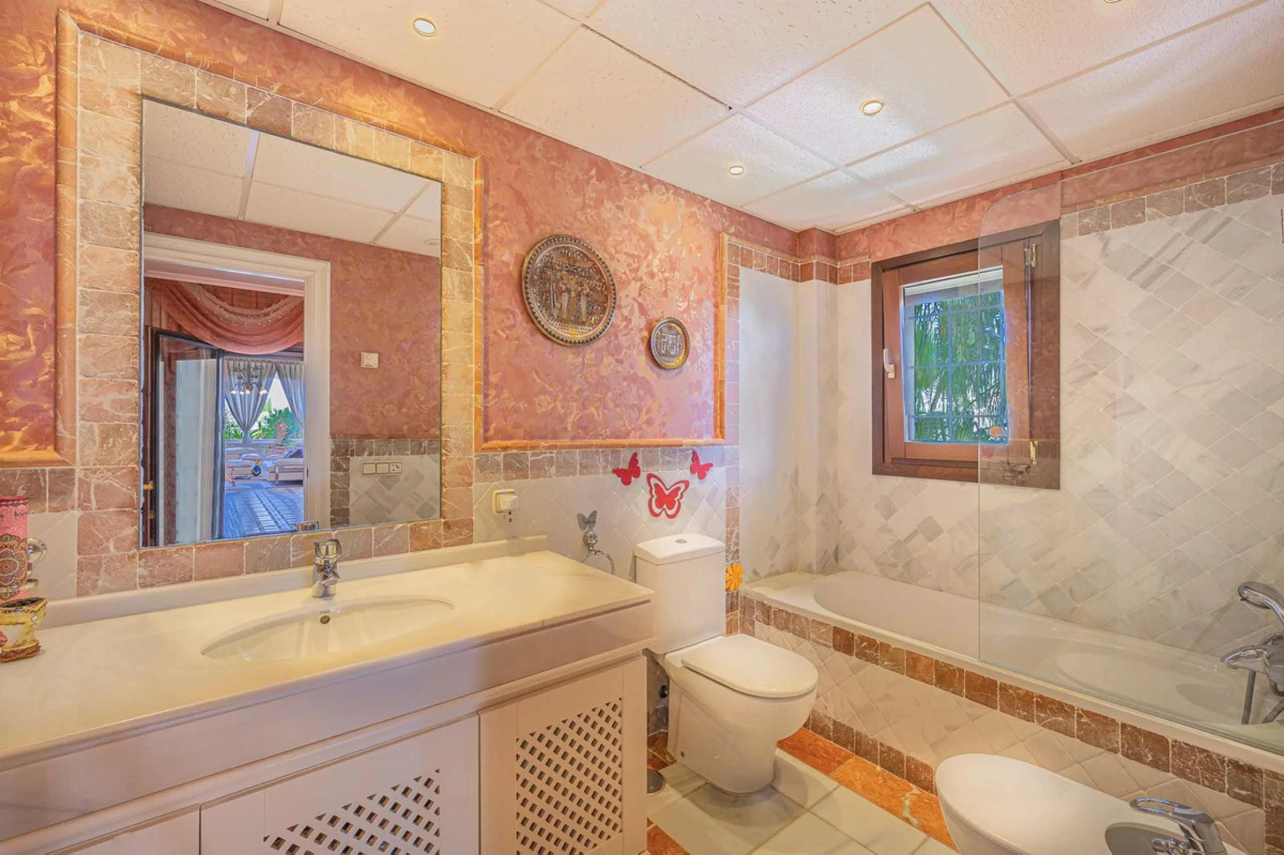 This spacious apartment is located within an exclusive development in Las Lomas del Marbella Club, on Marbella's prestigious Golden Mile — just 2 minutes from Puente Romano and the beach.