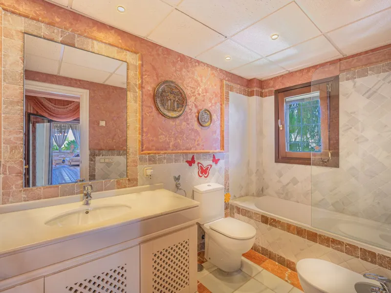 This spacious apartment is located within an exclusive development in Las Lomas del Marbella Club, on Marbella's prestigious Golden Mile — just 2 minutes from Puente Romano and the beach.