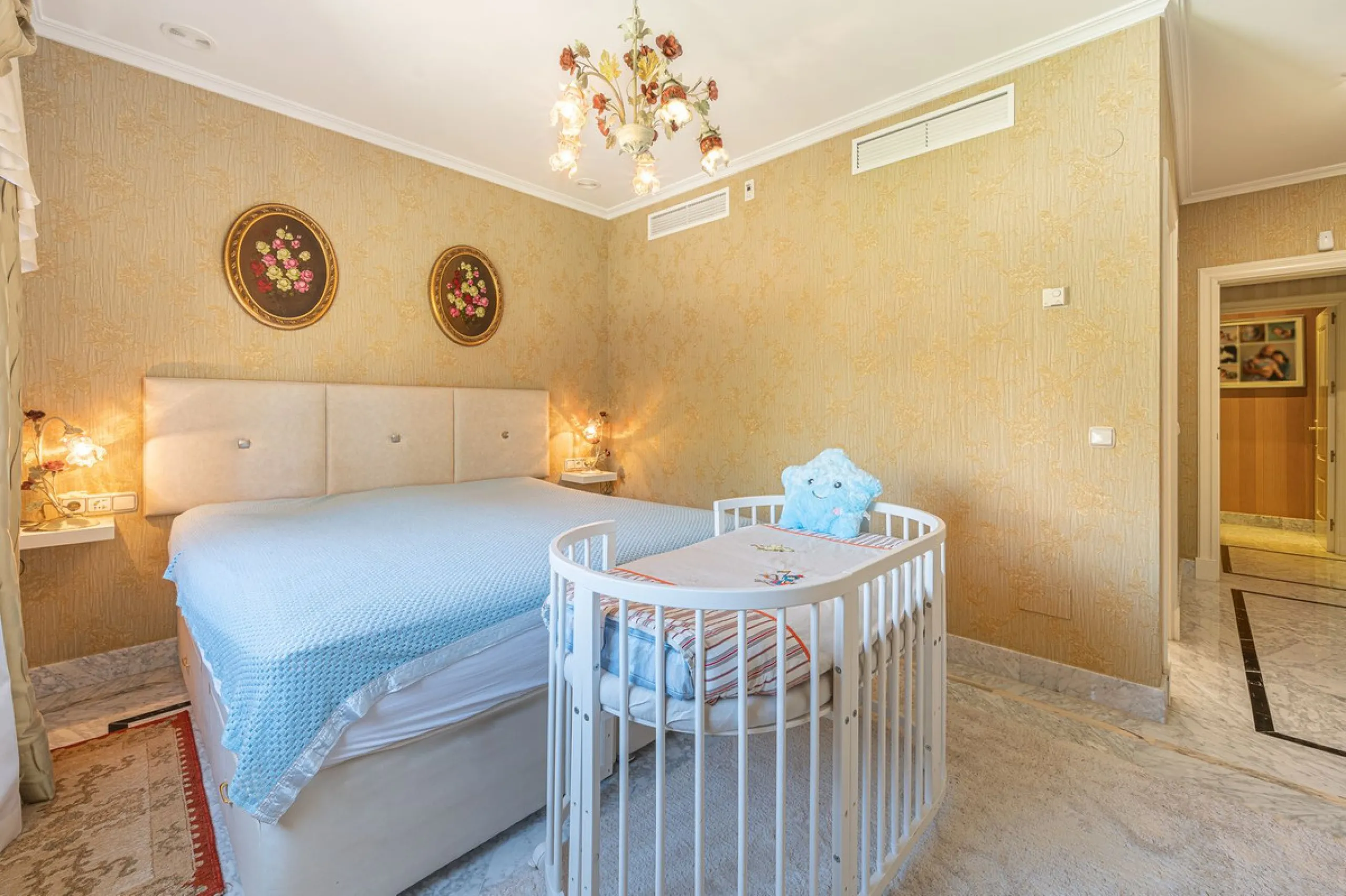 This spacious apartment is located within an exclusive development in Las Lomas del Marbella Club, on Marbella's prestigious Golden Mile — just 2 minutes from Puente Romano and the beach.