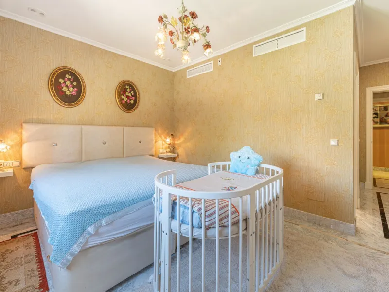 This spacious apartment is located within an exclusive development in Las Lomas del Marbella Club, on Marbella's prestigious Golden Mile — just 2 minutes from Puente Romano and the beach.