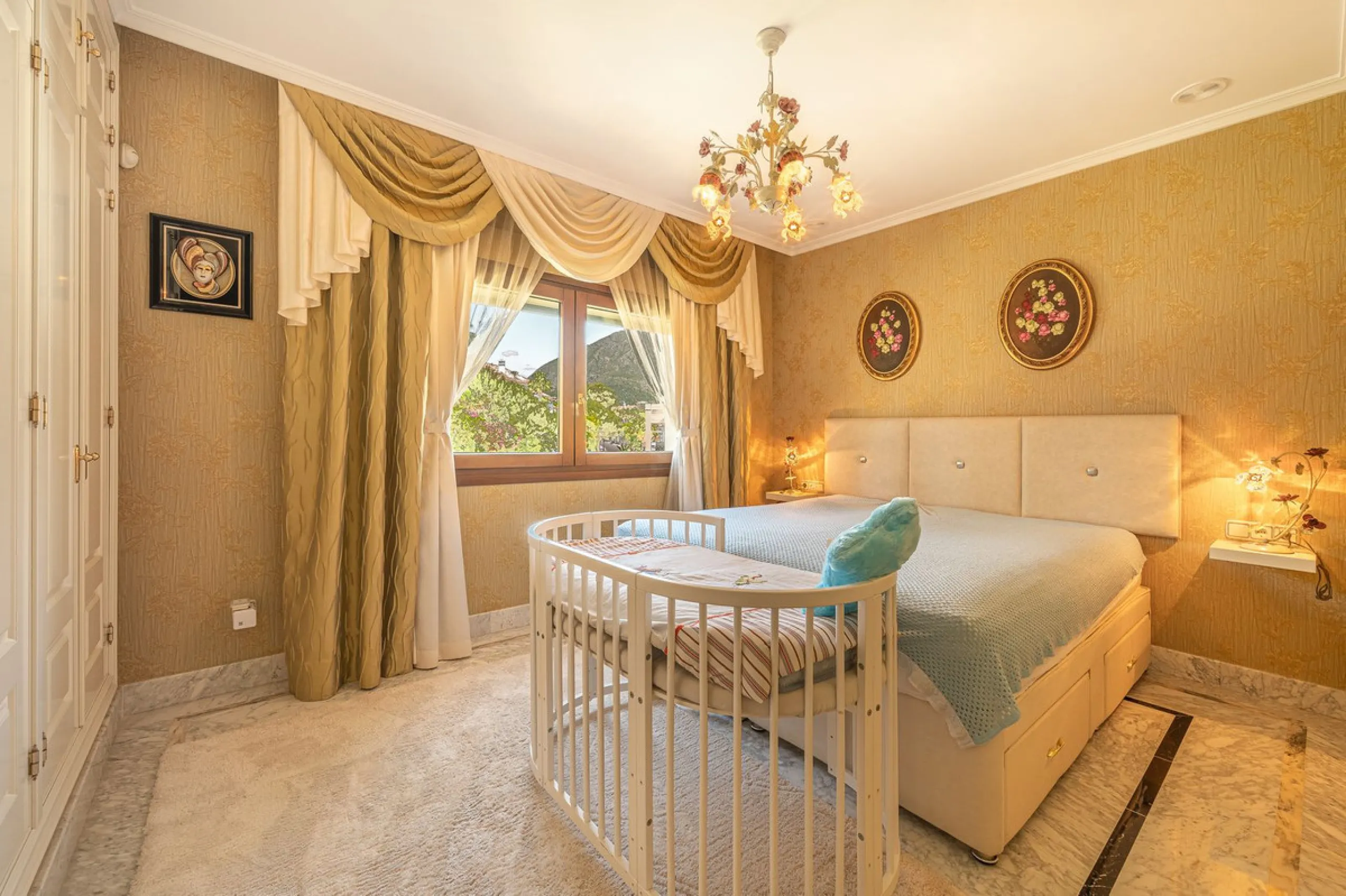 This spacious apartment is located within an exclusive development in Las Lomas del Marbella Club, on Marbella's prestigious Golden Mile — just 2 minutes from Puente Romano and the beach.