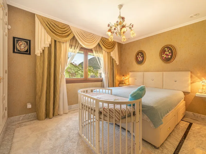 This spacious apartment is located within an exclusive development in Las Lomas del Marbella Club, on Marbella's prestigious Golden Mile — just 2 minutes from Puente Romano and the beach.