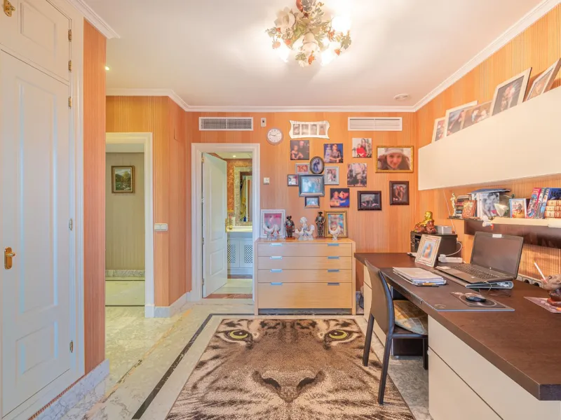 This spacious apartment is located within an exclusive development in Las Lomas del Marbella Club, on Marbella's prestigious Golden Mile — just 2 minutes from Puente Romano and the beach.