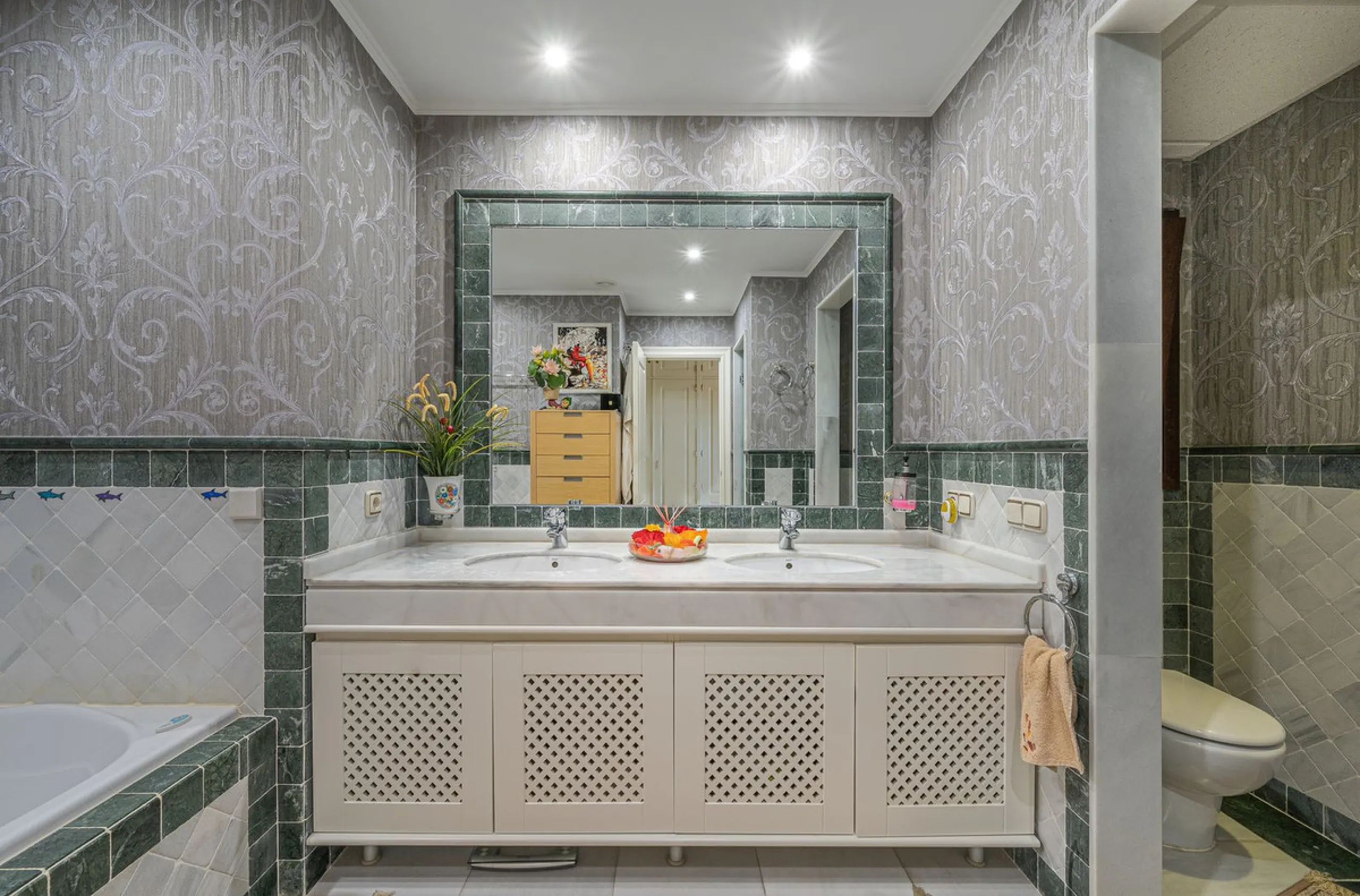 This spacious apartment is located within an exclusive development in Las Lomas del Marbella Club, on Marbella's prestigious Golden Mile — just 2 minutes from Puente Romano and the beach.
