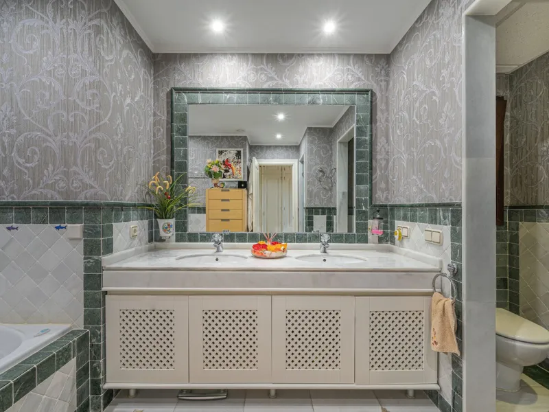 This spacious apartment is located within an exclusive development in Las Lomas del Marbella Club, on Marbella's prestigious Golden Mile — just 2 minutes from Puente Romano and the beach.