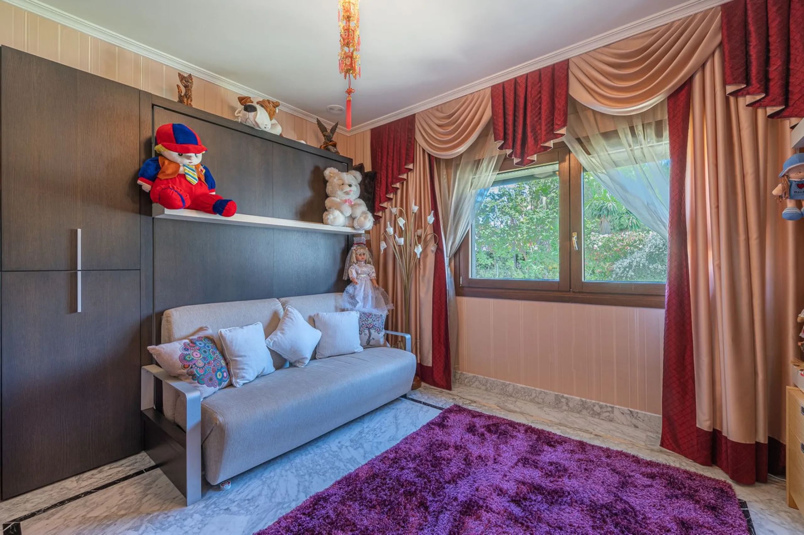 This spacious apartment is located within an exclusive development in Las Lomas del Marbella Club, on Marbella's prestigious Golden Mile — just 2 minutes from Puente Romano and the beach.