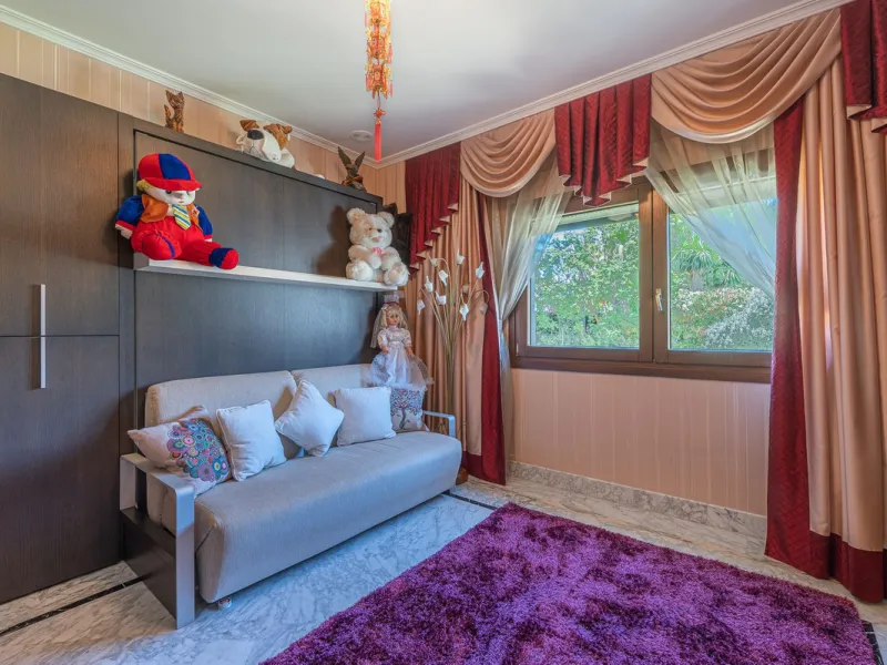 This spacious apartment is located within an exclusive development in Las Lomas del Marbella Club, on Marbella's prestigious Golden Mile — just 2 minutes from Puente Romano and the beach.
