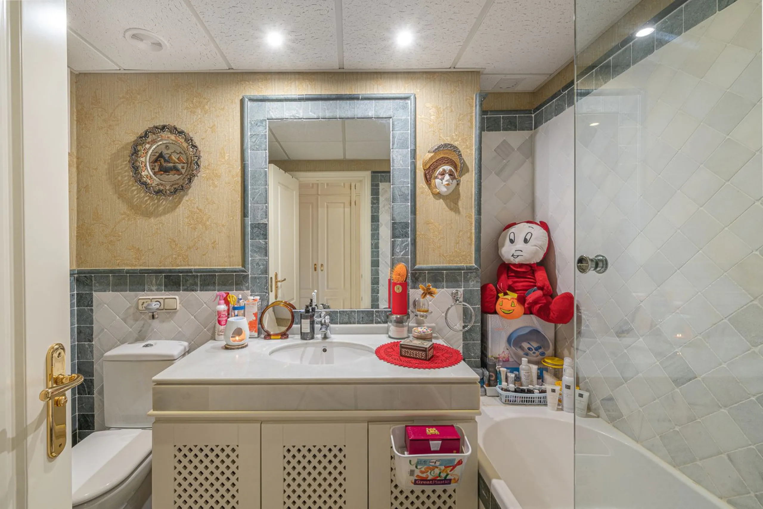 This spacious apartment is located within an exclusive development in Las Lomas del Marbella Club, on Marbella's prestigious Golden Mile — just 2 minutes from Puente Romano and the beach.