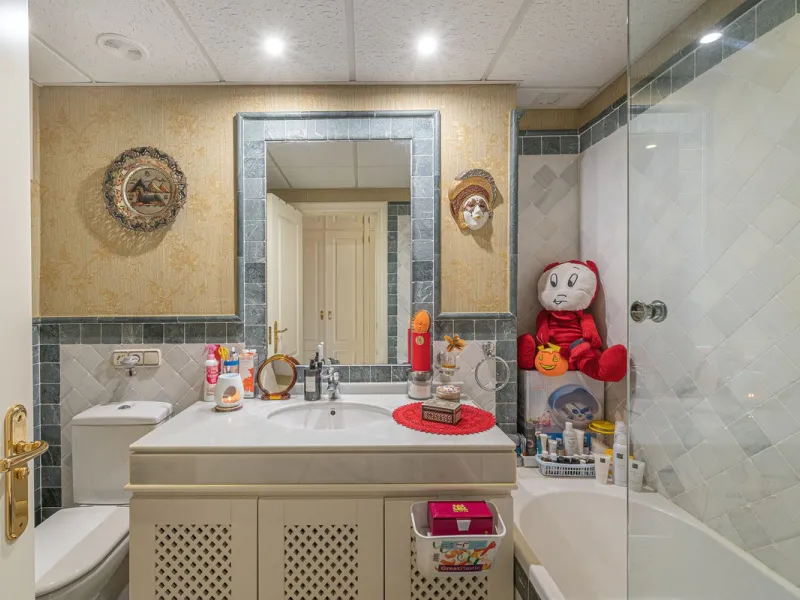 This spacious apartment is located within an exclusive development in Las Lomas del Marbella Club, on Marbella's prestigious Golden Mile — just 2 minutes from Puente Romano and the beach.