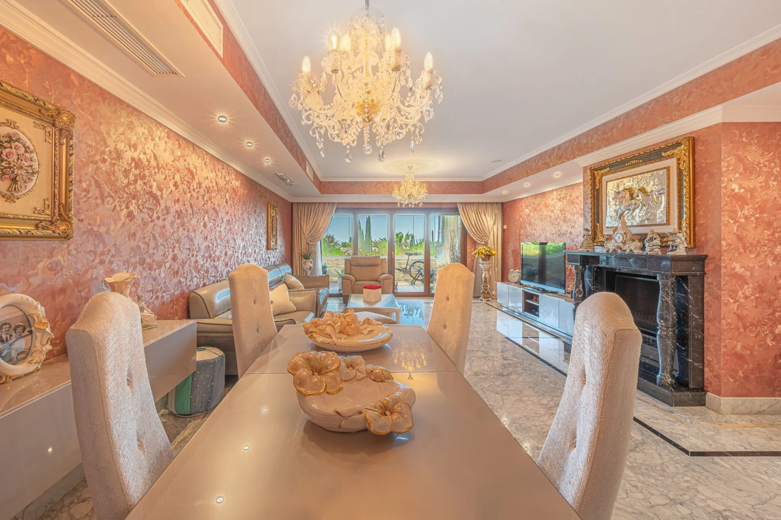 This spacious apartment is located within an exclusive development in Las Lomas del Marbella Club, on Marbella's prestigious Golden Mile — just 2 minutes from Puente Romano and the beach.