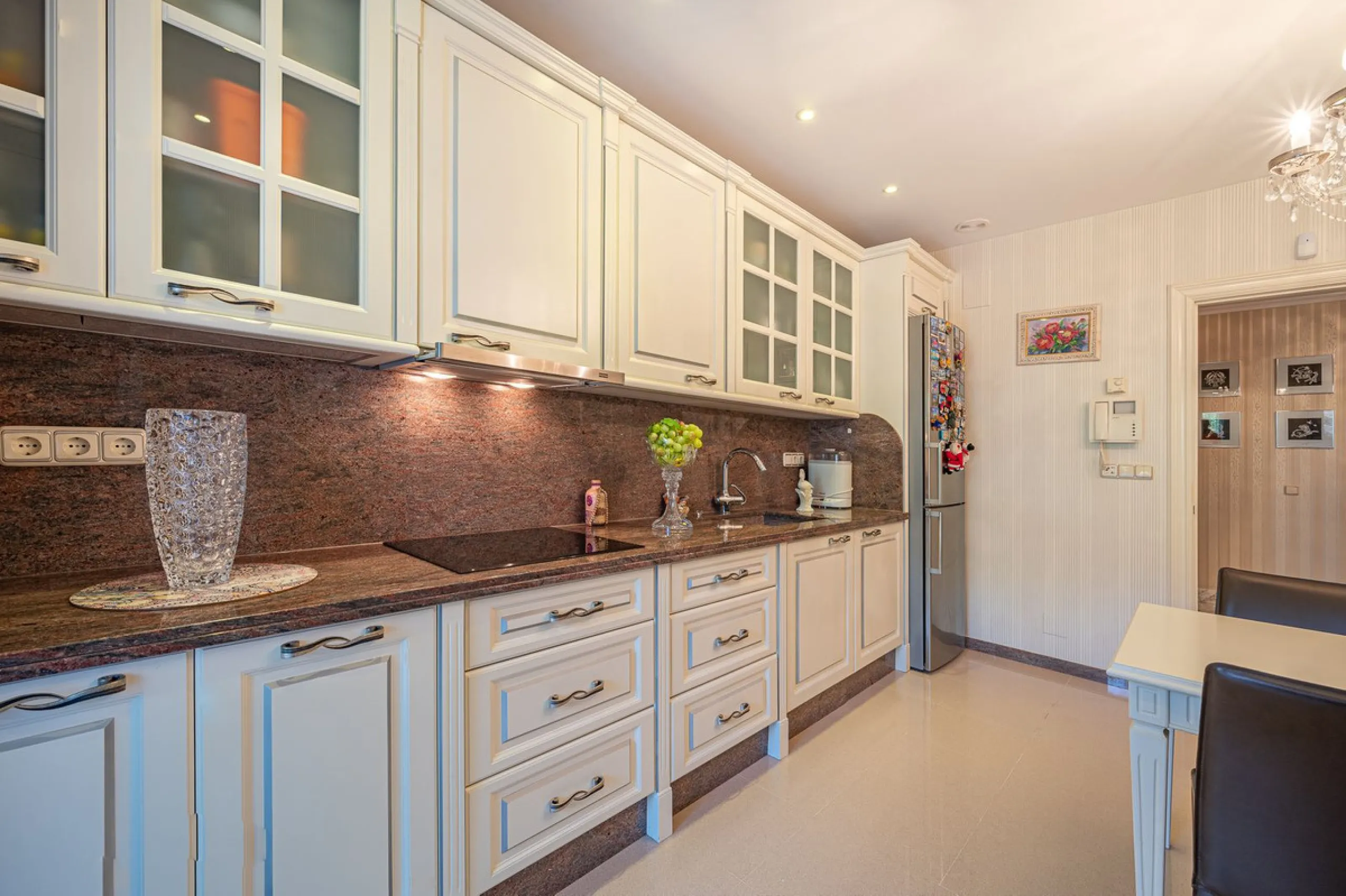 This spacious apartment is located within an exclusive development in Las Lomas del Marbella Club, on Marbella's prestigious Golden Mile — just 2 minutes from Puente Romano and the beach.