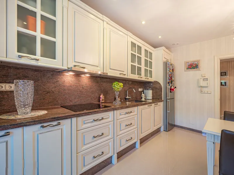 This spacious apartment is located within an exclusive development in Las Lomas del Marbella Club, on Marbella's prestigious Golden Mile — just 2 minutes from Puente Romano and the beach.