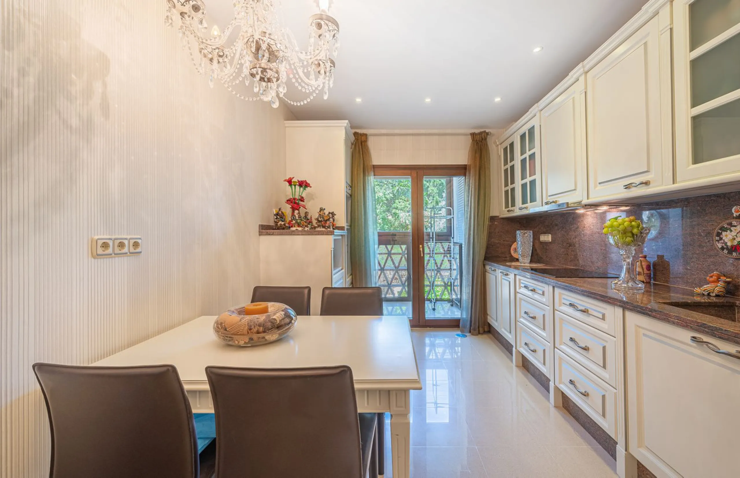 This spacious apartment is located within an exclusive development in Las Lomas del Marbella Club, on Marbella's prestigious Golden Mile — just 2 minutes from Puente Romano and the beach.