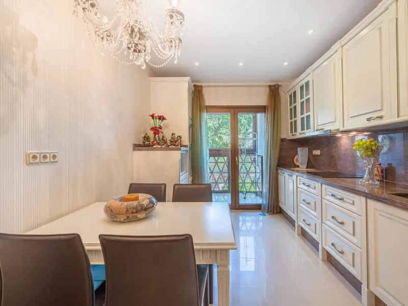 This spacious apartment is located within an exclusive development in Las Lomas del Marbella Club, on Marbella's prestigious Golden Mile — just 2 minutes from Puente Romano and the beach.