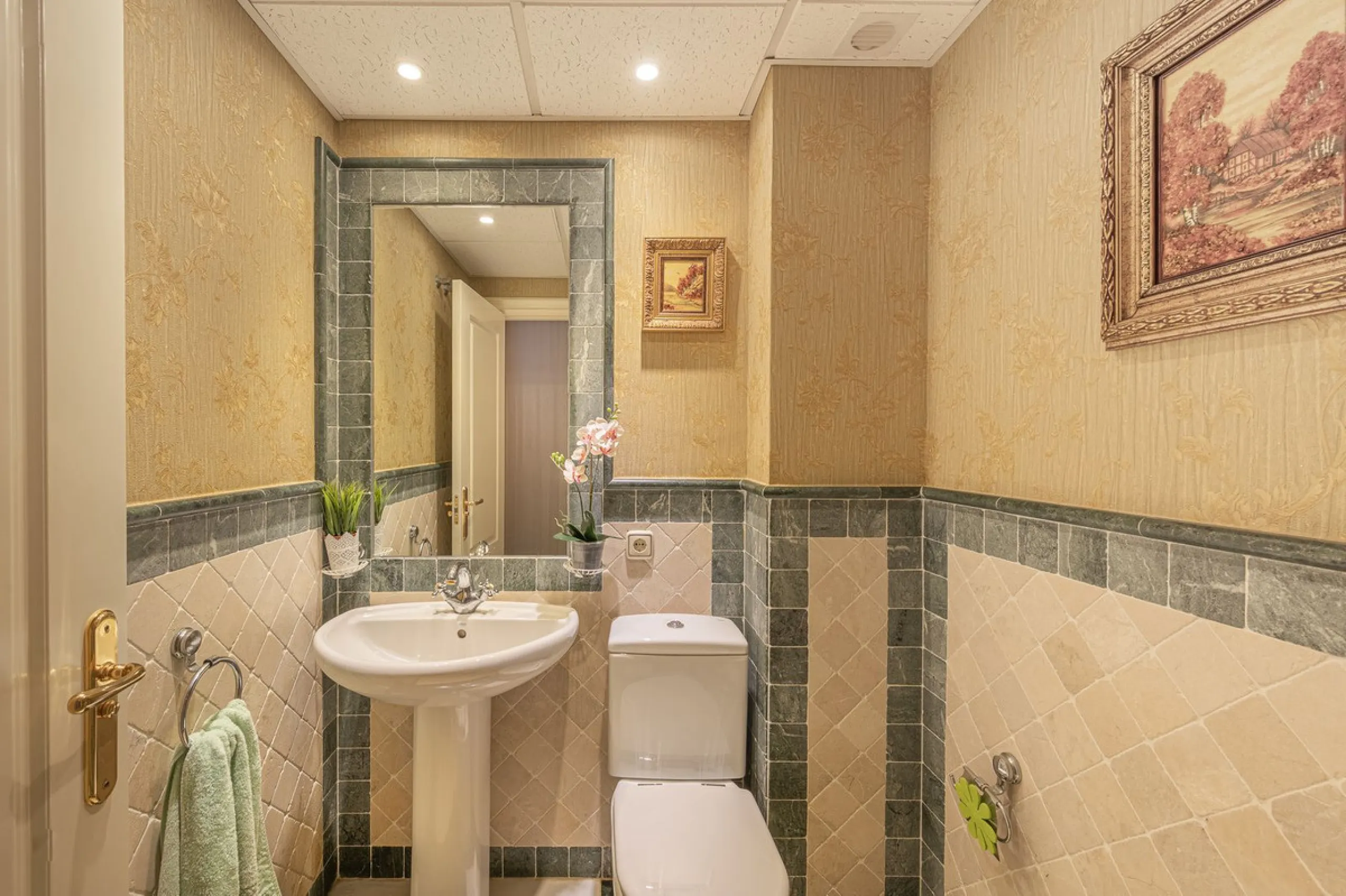 This spacious apartment is located within an exclusive development in Las Lomas del Marbella Club, on Marbella's prestigious Golden Mile — just 2 minutes from Puente Romano and the beach.