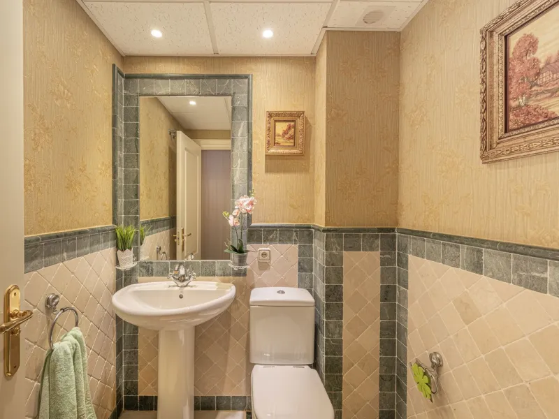 This spacious apartment is located within an exclusive development in Las Lomas del Marbella Club, on Marbella's prestigious Golden Mile — just 2 minutes from Puente Romano and the beach.