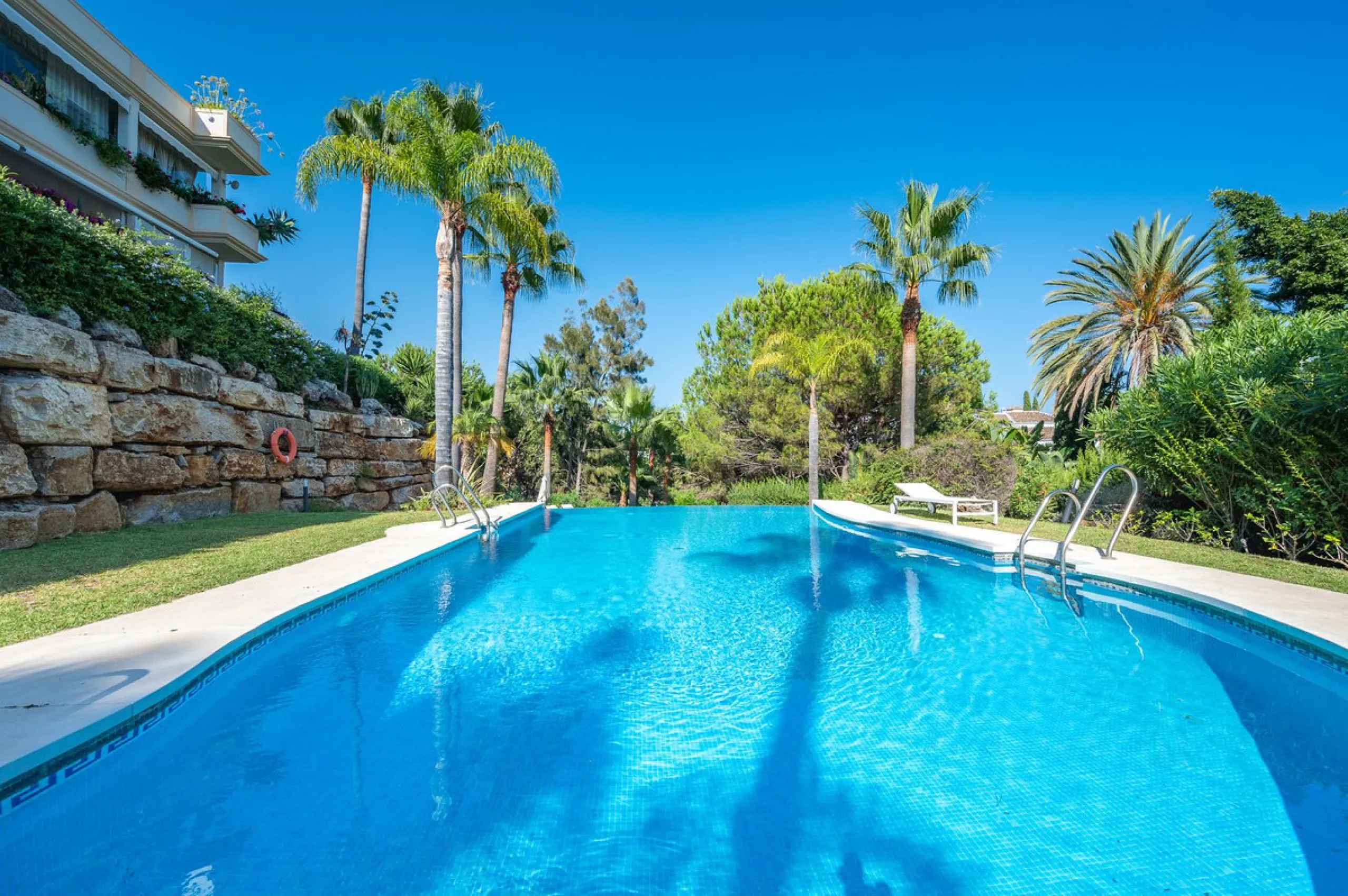 This spacious apartment is located within an exclusive development in Las Lomas del Marbella Club, on Marbella's prestigious Golden Mile — just 2 minutes from Puente Romano and the beach.