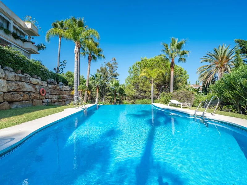 This spacious apartment is located within an exclusive development in Las Lomas del Marbella Club, on Marbella's prestigious Golden Mile — just 2 minutes from Puente Romano and the beach.