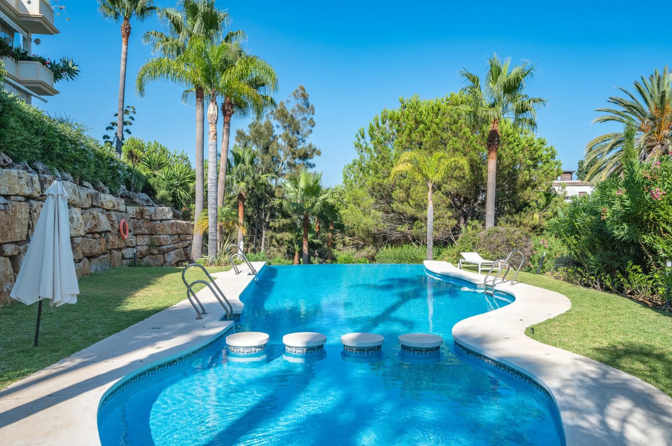 This spacious apartment is located within an exclusive development in Las Lomas del Marbella Club, on Marbella's prestigious Golden Mile — just 2 minutes from Puente Romano and the beach.