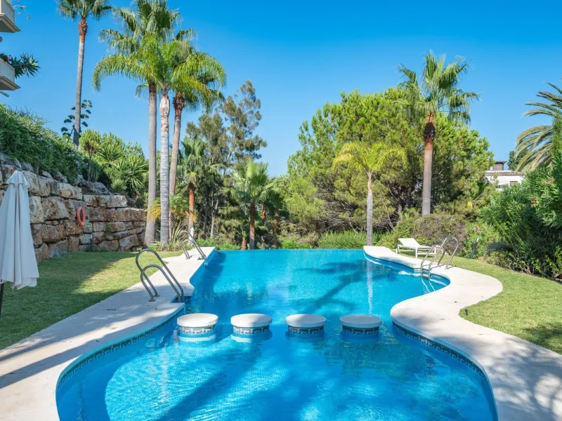 This spacious apartment is located within an exclusive development in Las Lomas del Marbella Club, on Marbella's prestigious Golden Mile — just 2 minutes from Puente Romano and the beach.
